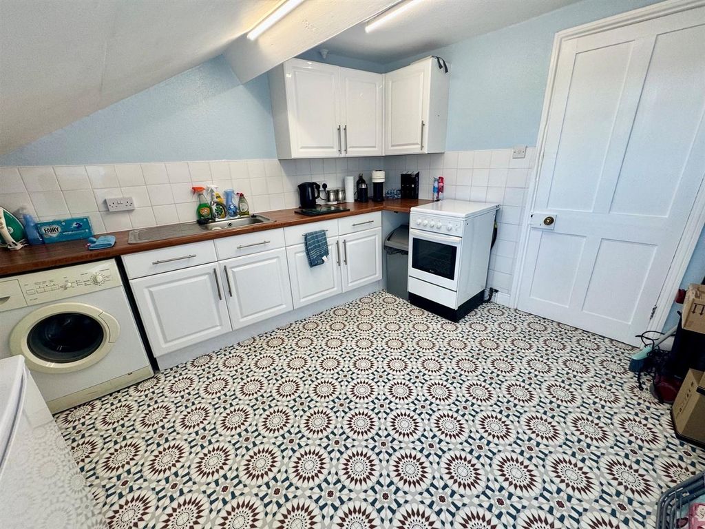 Property photo 3 of 16 Kitchen 2.Jpg