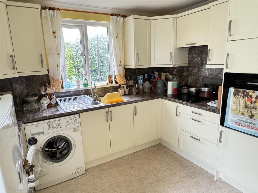 Property photo 2 of 18 Kitchen