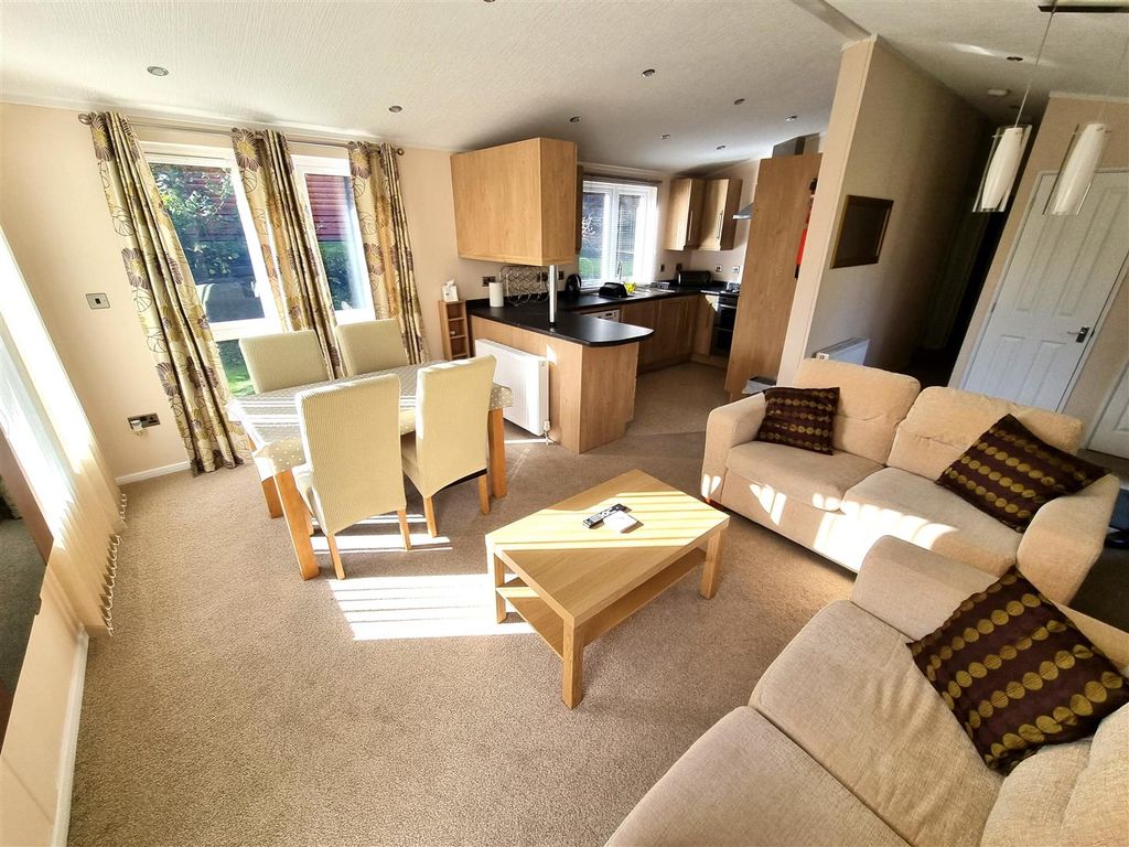 Property photo 2 of 11 Living/Dining Area