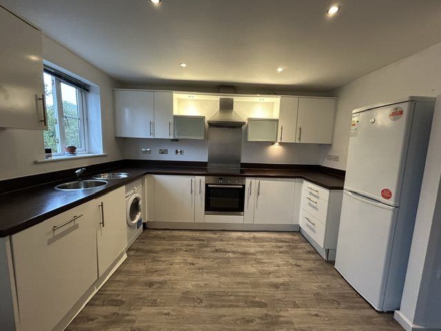 Property photo 3 of 9 Kitchen