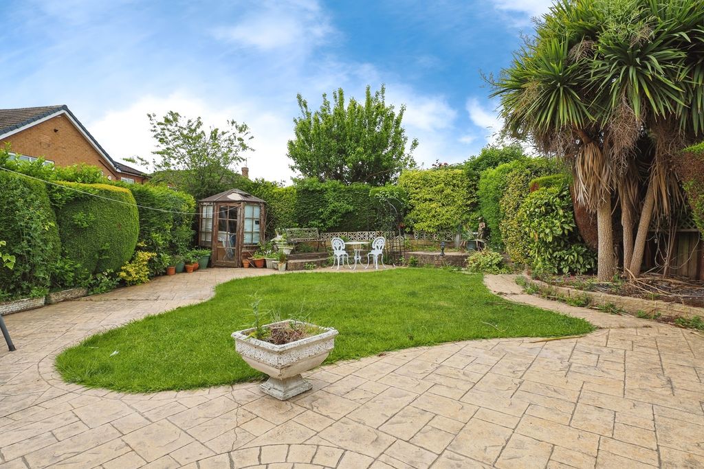 Property photo 2 of 17 Garden