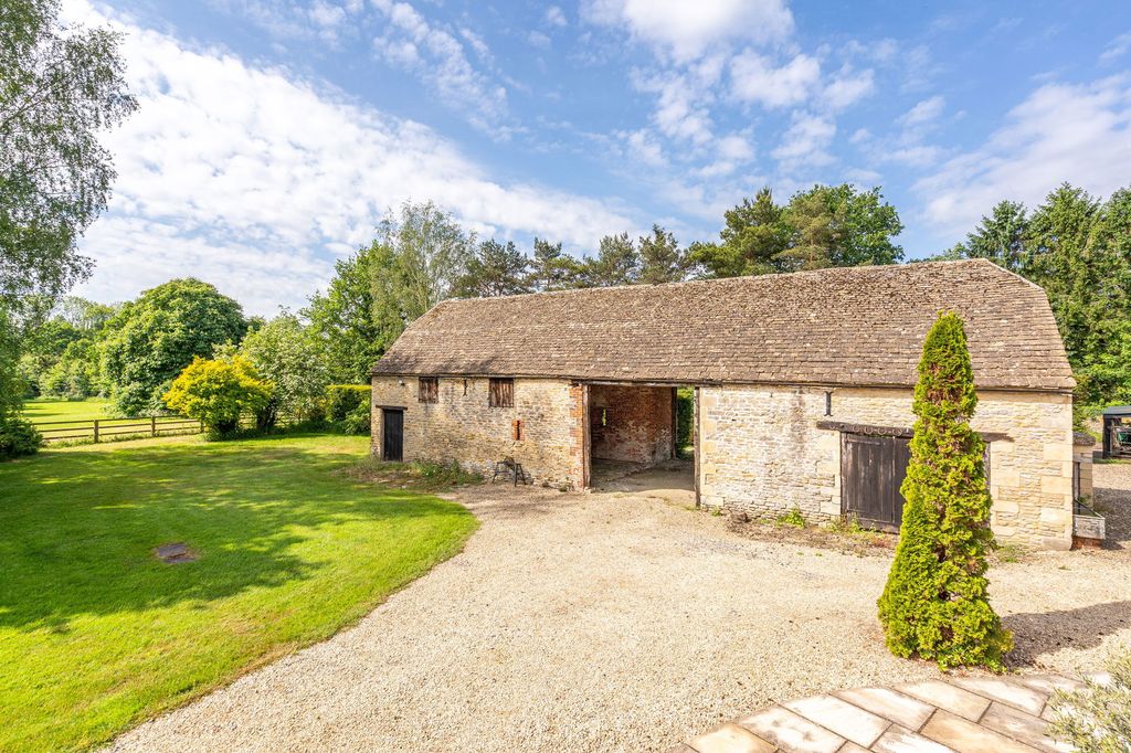 Property photo 2 of 23