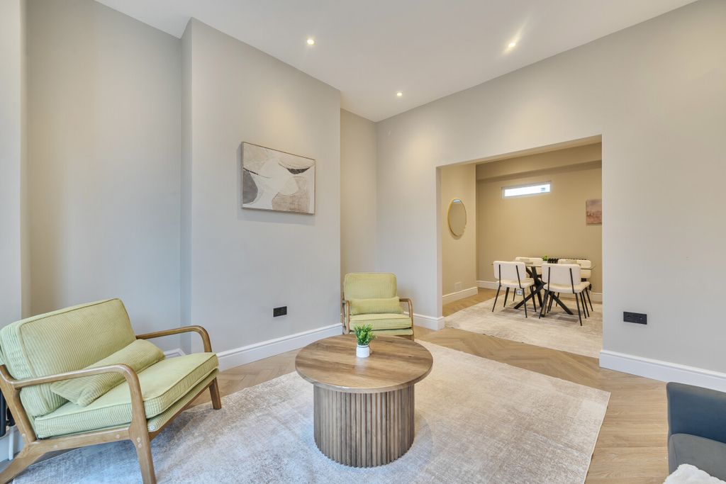 Property photo 2 of 22 1408051-18-698623...