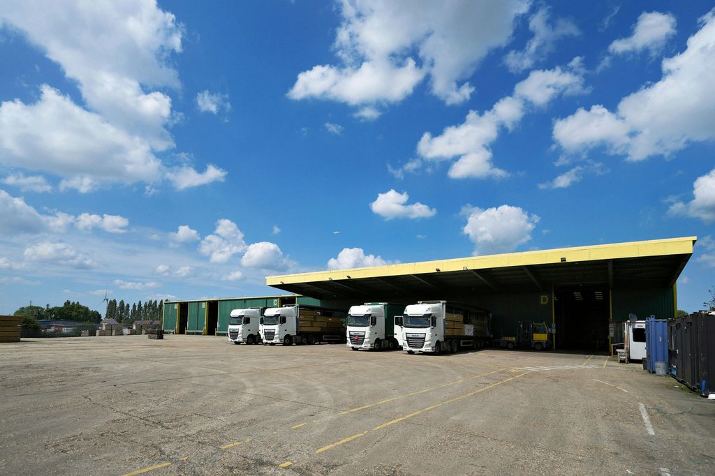 Property photo 2 of 9 Shed 15, Bentinck Dock
