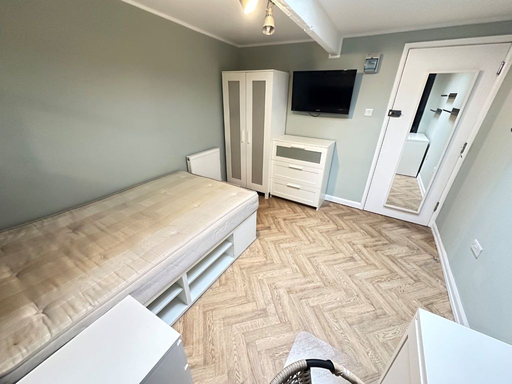 Property photo 2 of 13 3744711