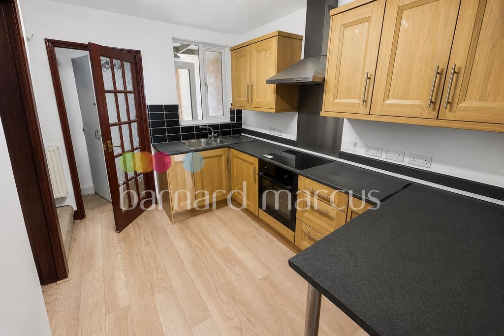 Property photo 3 of 7 Kitchen