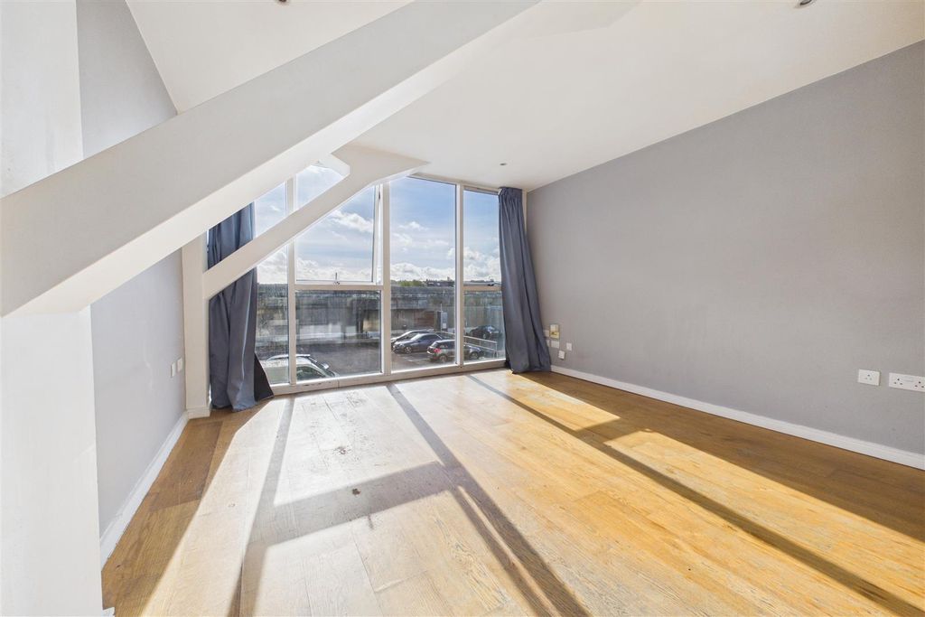 Property photo 2 of 25 310 Airpoint, Skypark Road, Bedminster, Bristol Bs