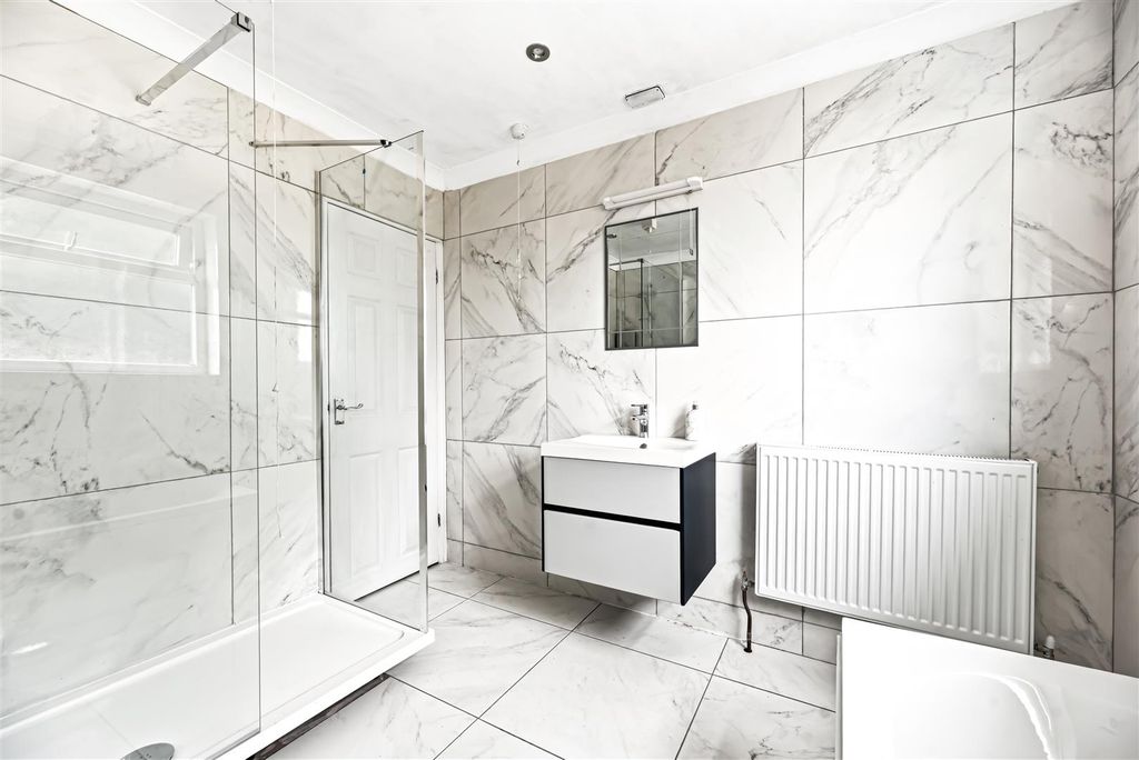 Property photo 3 of 20 Bathroom