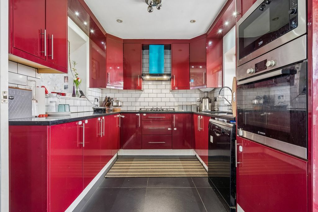 Property photo 2 of 20