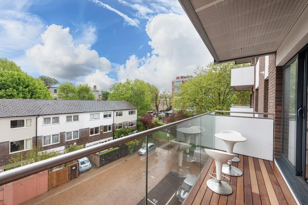 Property photo 2 of 10 Balcony