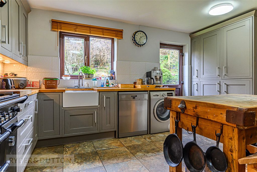 Property photo 2 of 25 Kitchen