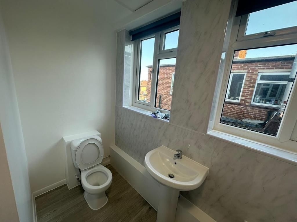 Property photo 2 of 7 Bathroom