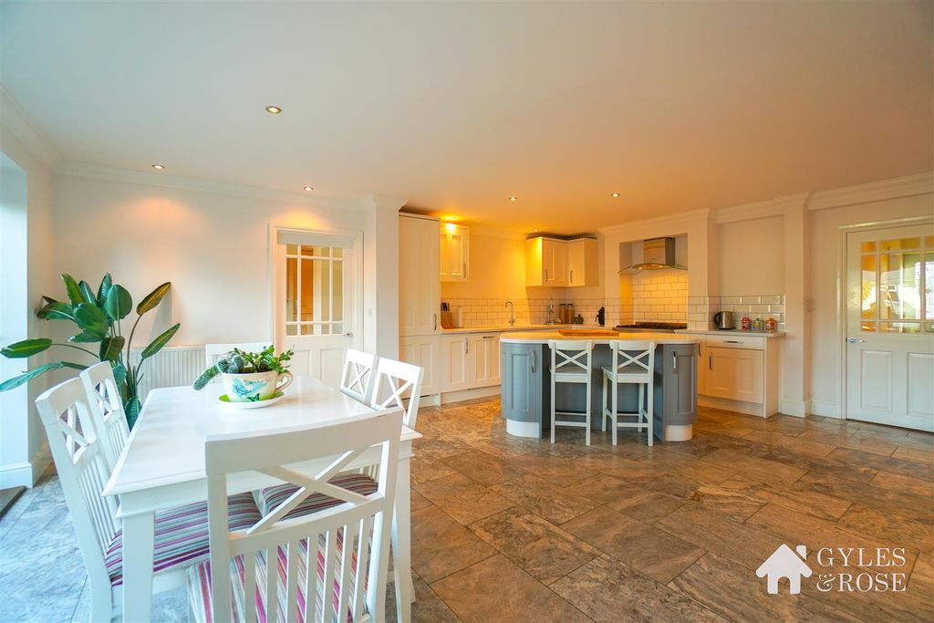 Property photo 3 of 20 Kitchen/Dining Room