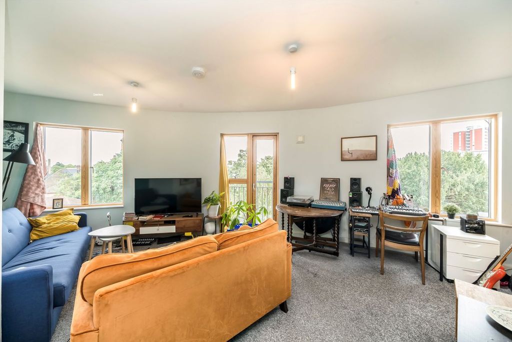 Property photo 3 of 6