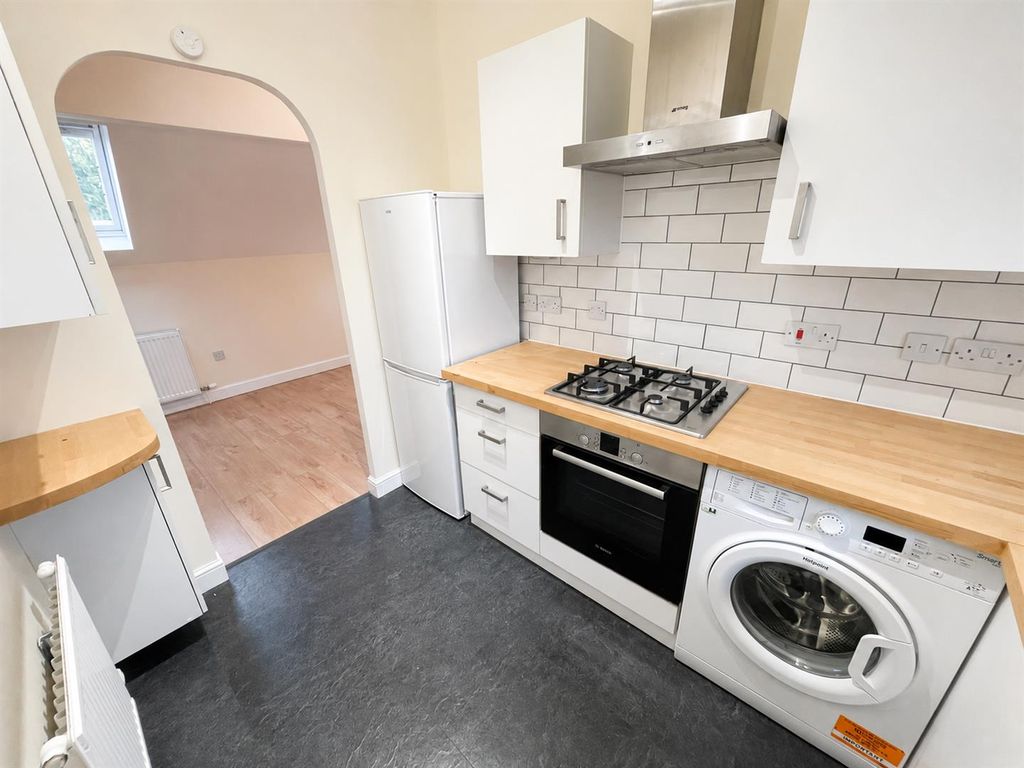 Property photo 3 of 14 Kitchen (2/2)
