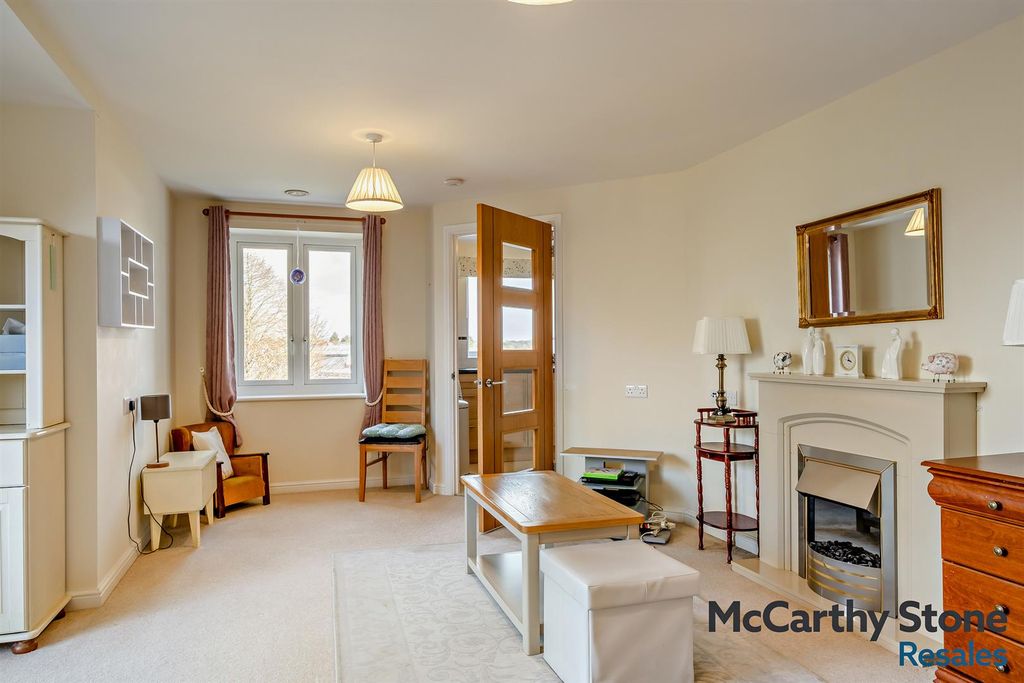 Property photo 2 of 32 8676530-Interior04-800.Jpg