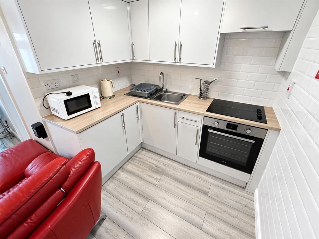 Property photo 2 of 9 Kitchen