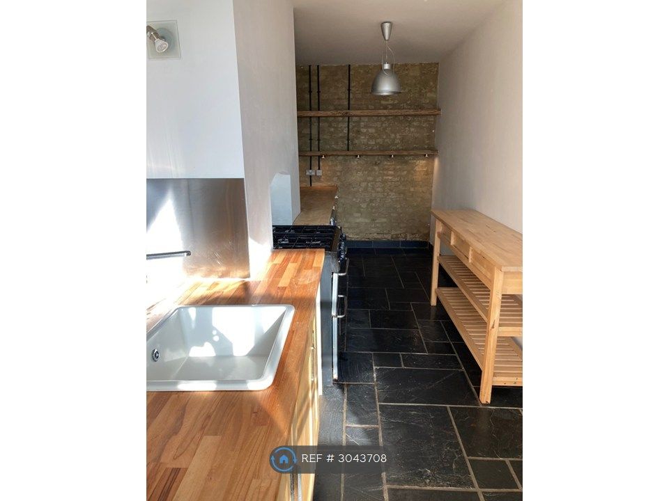 Property photo 3 of 10 Kitchen