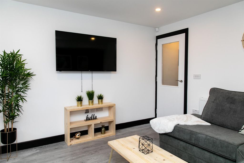 Property photo 3 of 8 46 Dean St Lr-31.Jpg