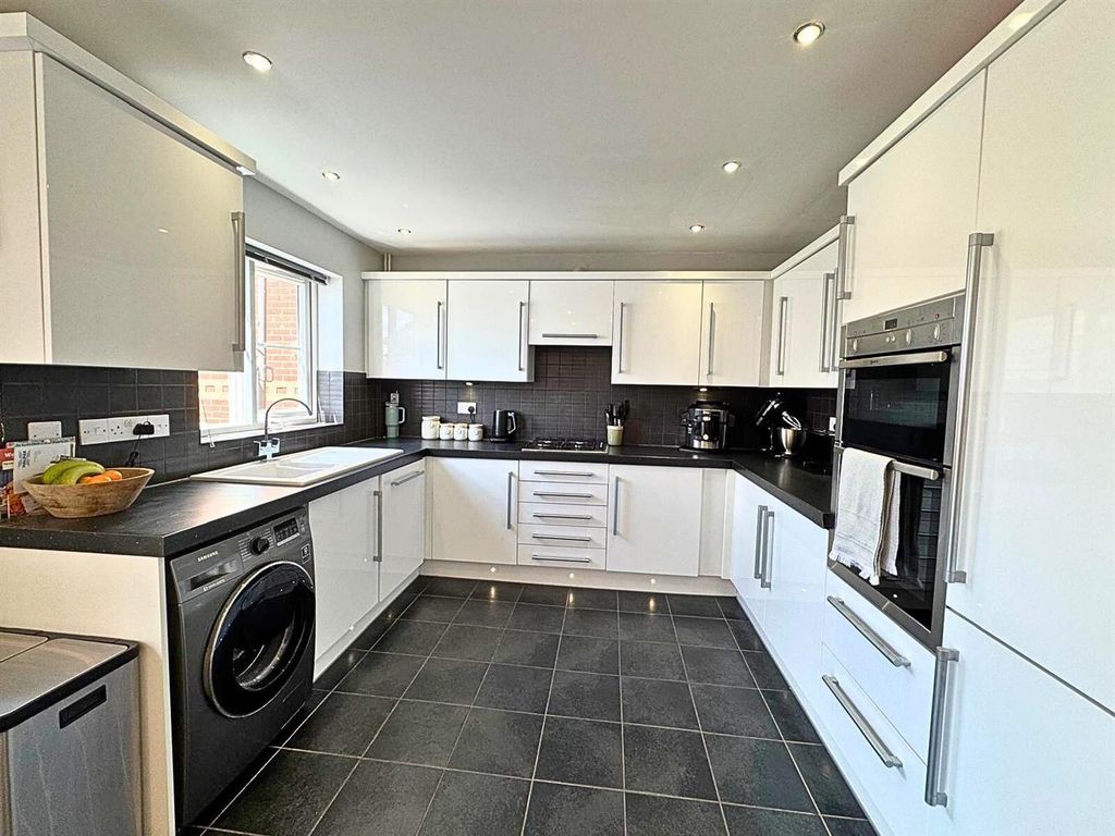 Property photo 2 of 22 Kitchen/Dining Room