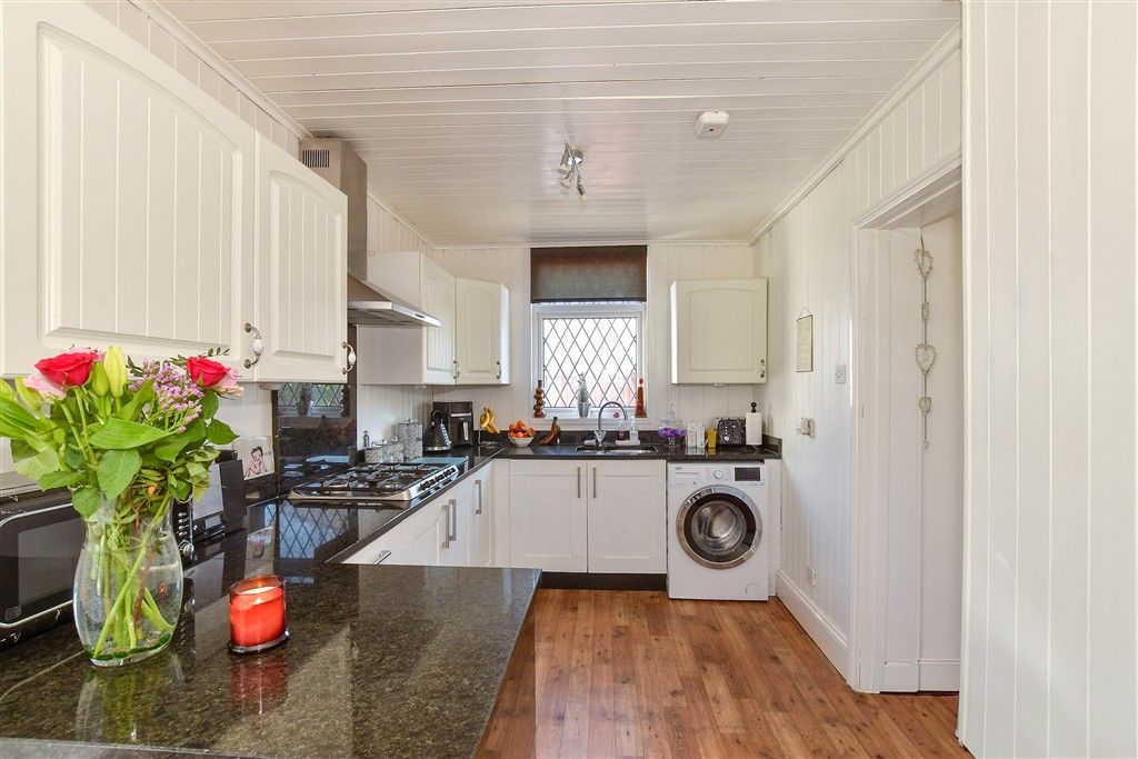 Property photo 3 of 11 Kitchen