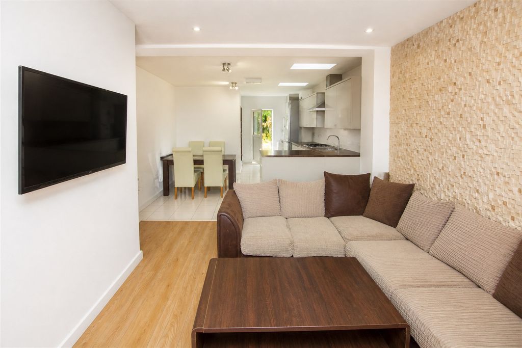 Property photo 1 of 11 Approach