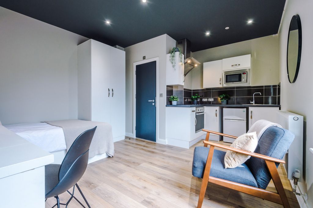 Property photo 2 of 10 Flat 8, Unw, 2