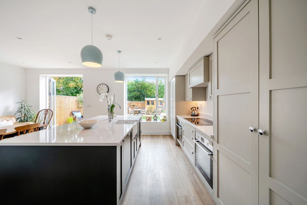Property photo 1 of 14 1336356-8-689Dac7374476