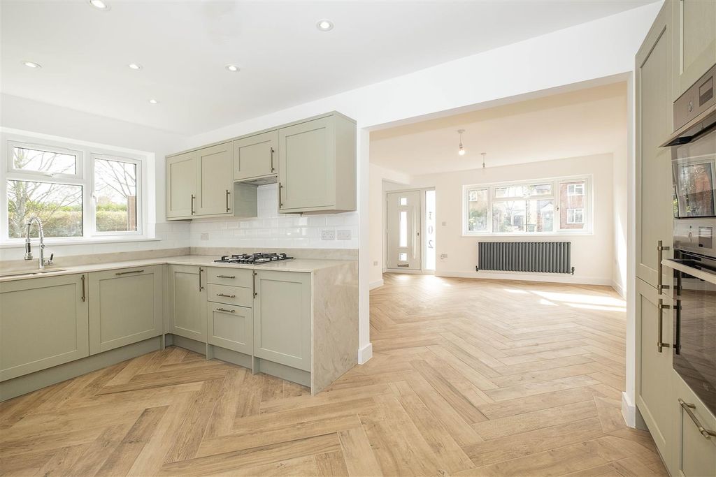 Property photo 3 of 25 102-Summer-Road-0022 Copy.Jpg