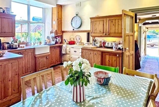 Property photo 2 of 33 Kitchen/Breakfast