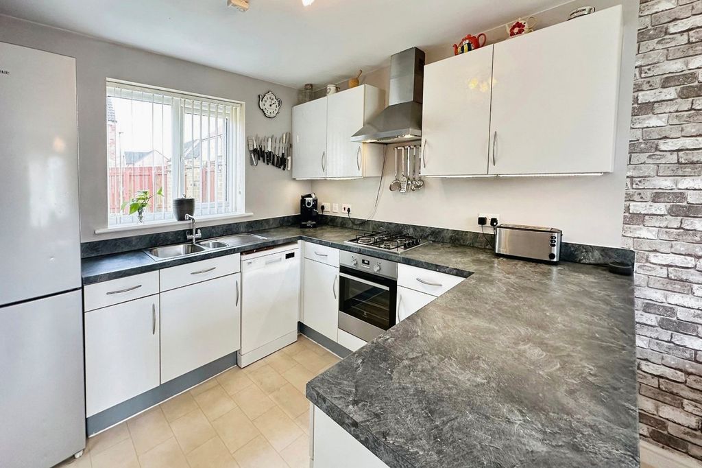 Property photo 3 of 17 Kitchen