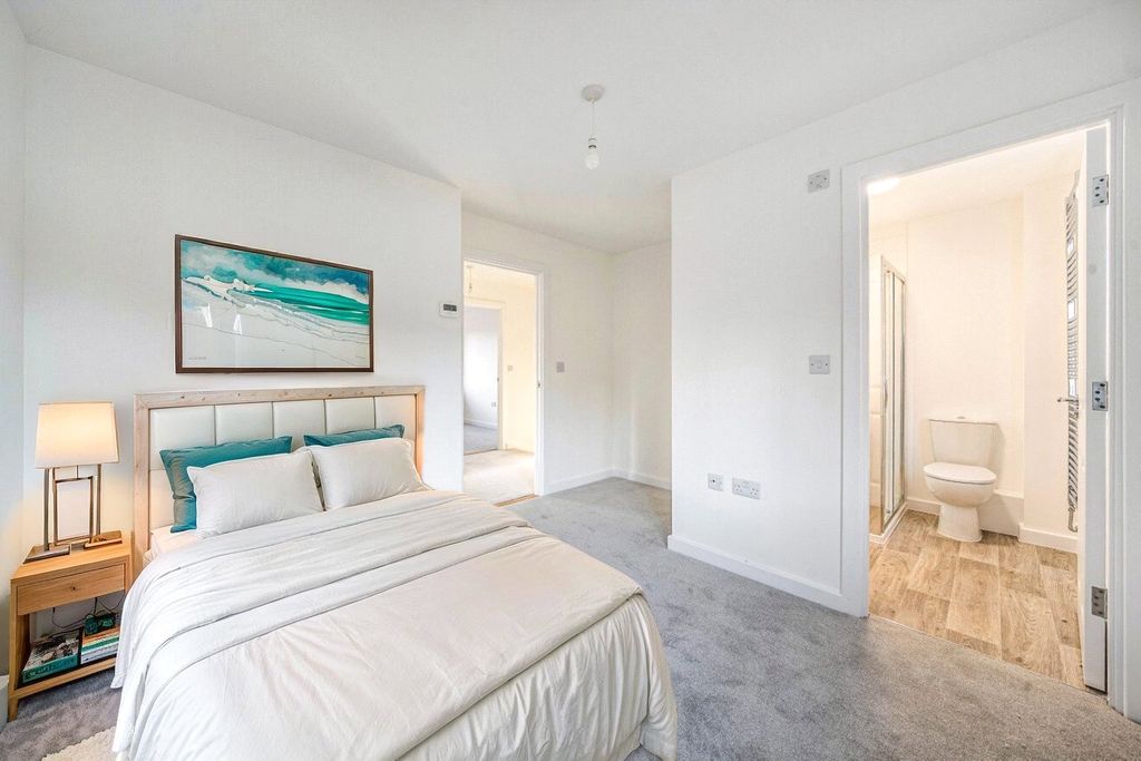 Property photo 3 of 10 Master Bedroom