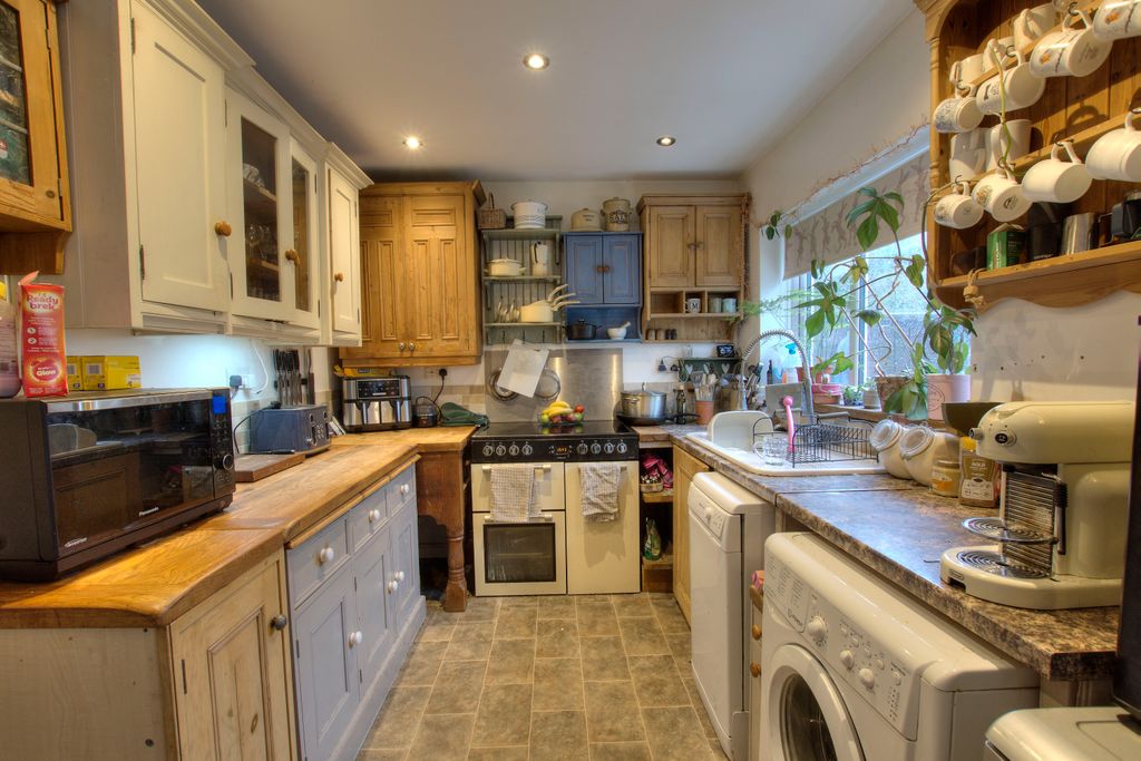 Property photo 2 of 16 2. Kitchen
