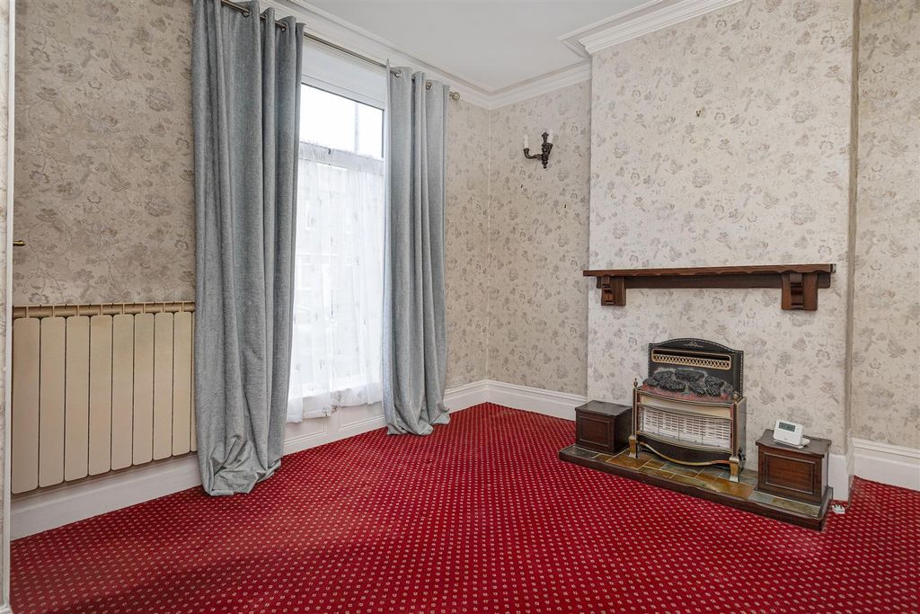 Property photo 3 of 17 Living Room