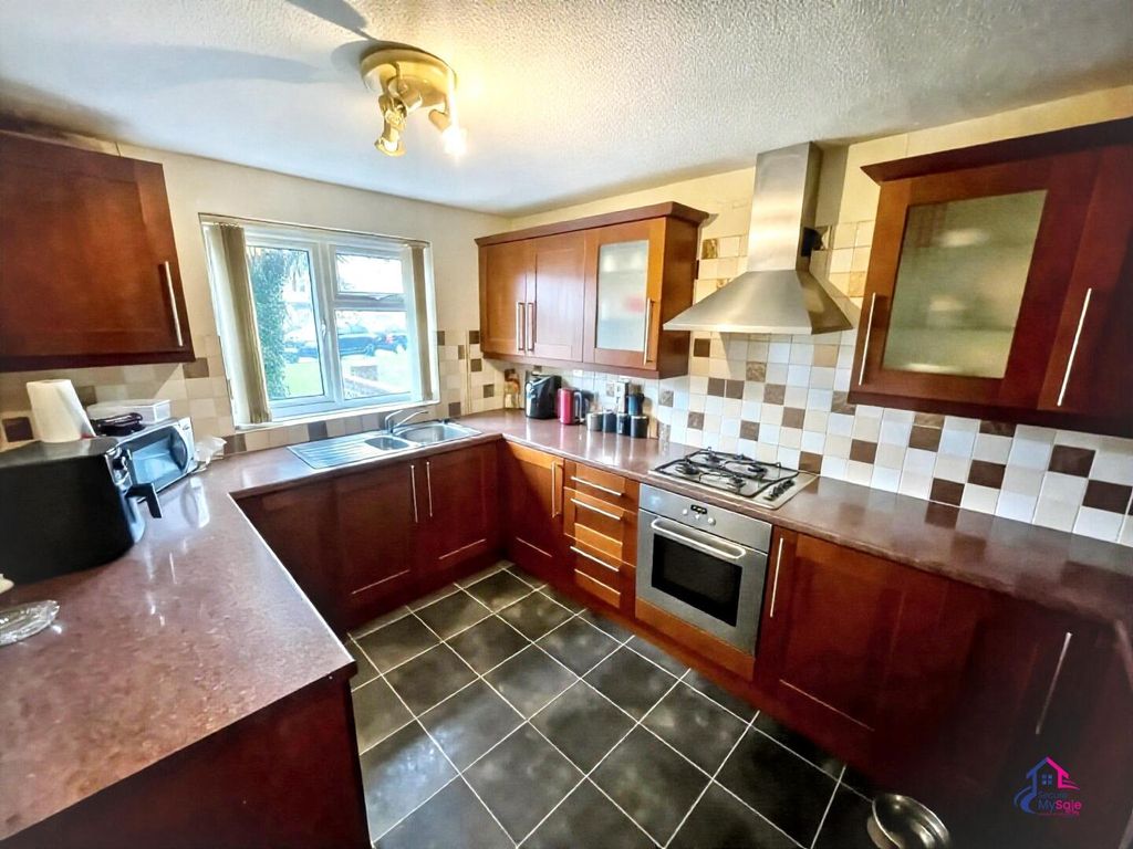 Property photo 2 of 11 Kitchen