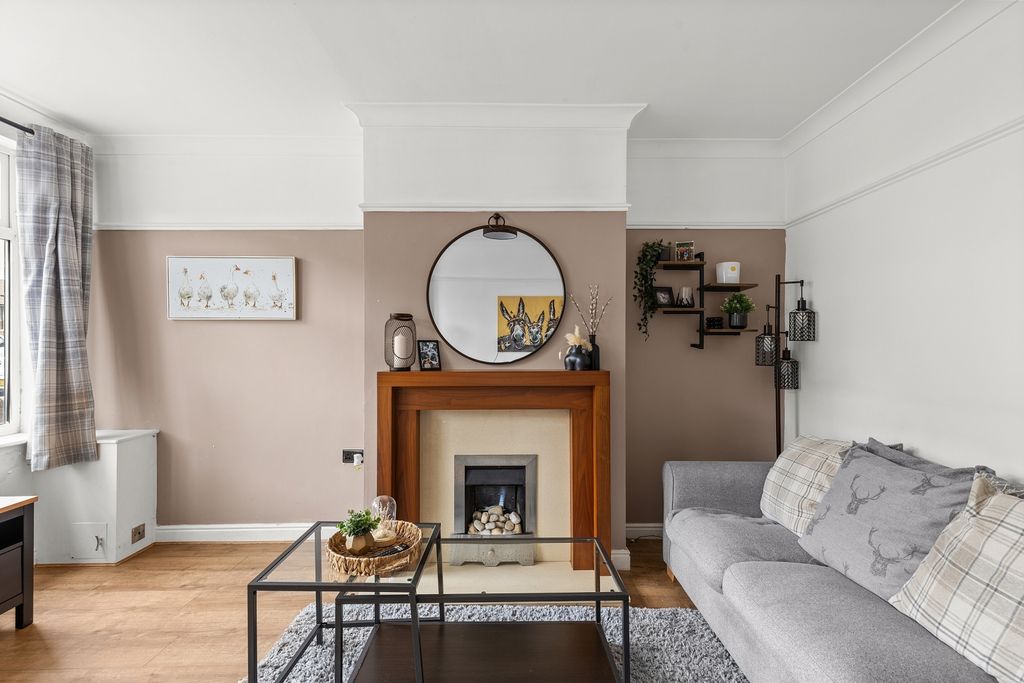 Property photo 3 of 16 Lounge