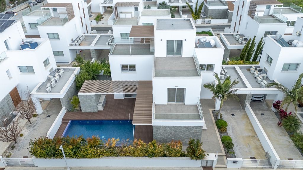 Property photo 1 of 42