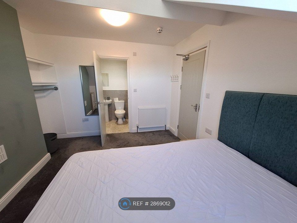 Property photo 1 of 12 Room 5