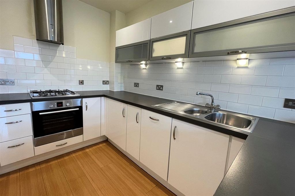 Property photo 3 of 8 Kitchen