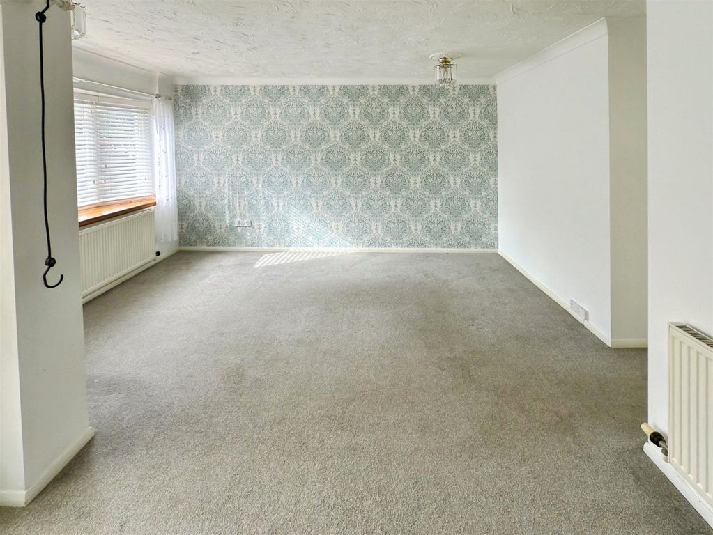 Property photo 3 of 13 Whitton Close  (8).Jpg