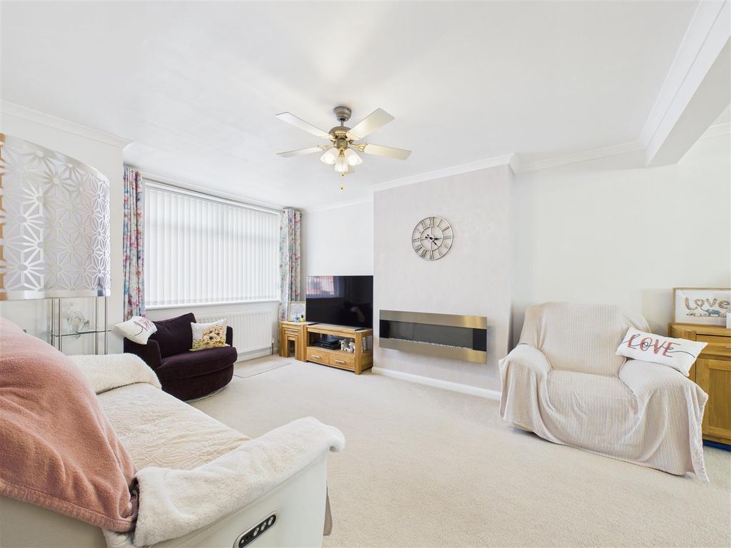 Property photo 3 of 17 Cam05193G0-Pr0061-Still012.Jpg