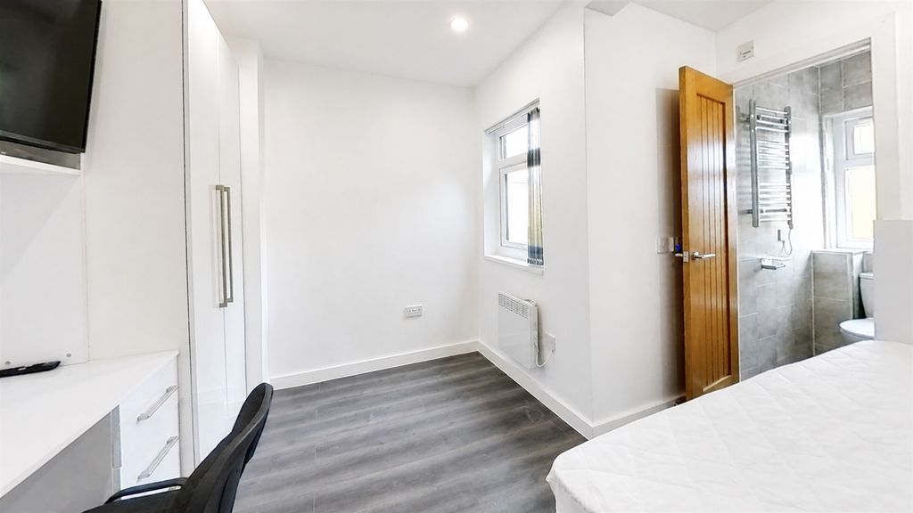 Property photo 3 of 11 47-Exeter-Road-Bedro