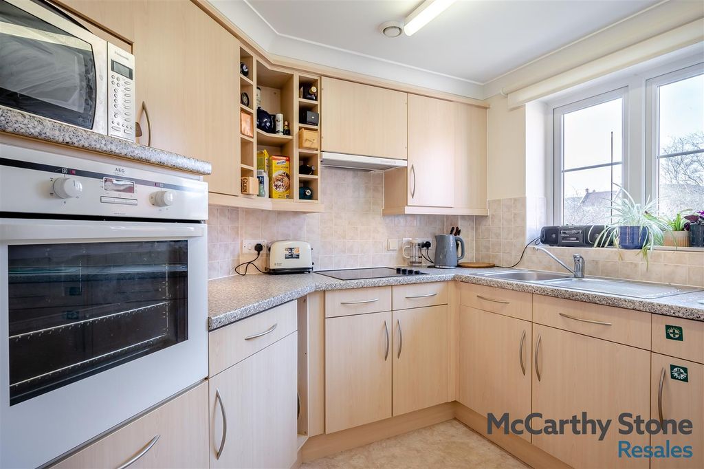 Property photo 3 of 18 8681492-Interior09.Jpg