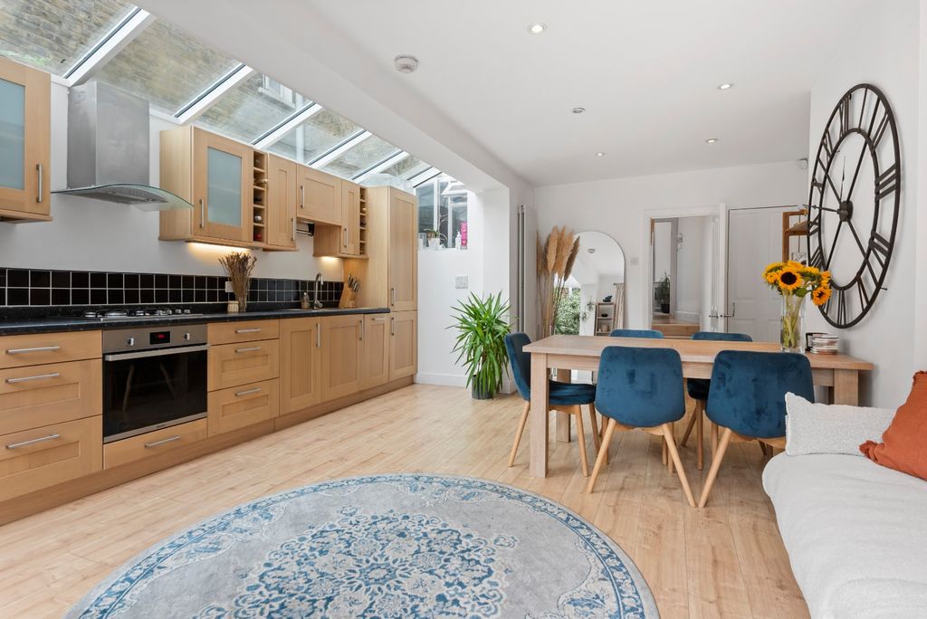 Property photo 1 of 8 Kitchen/Reception