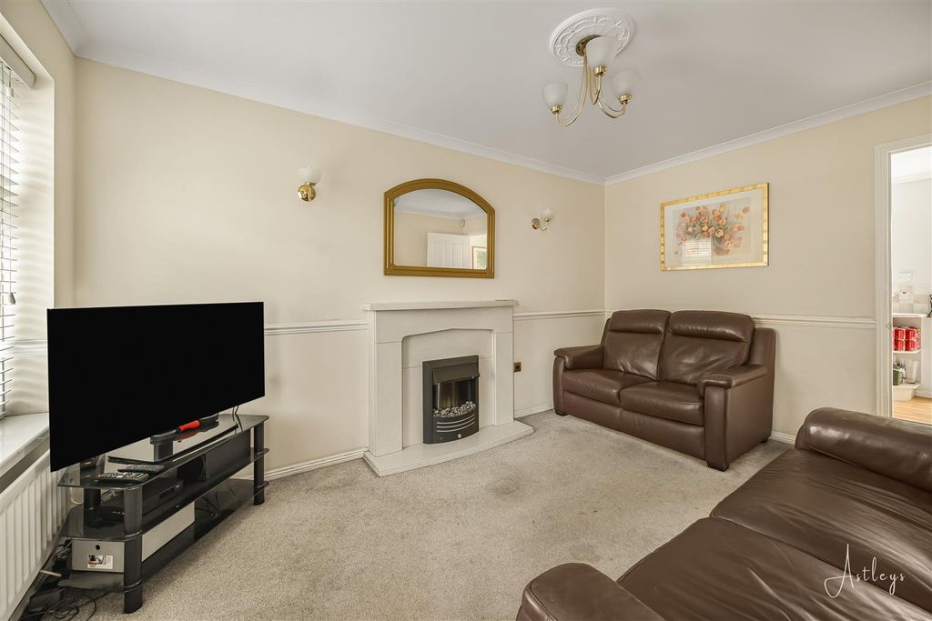 Property photo 2 of 18 Lounge