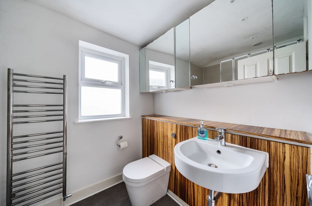 Property photo 2 of 21 Bathroom