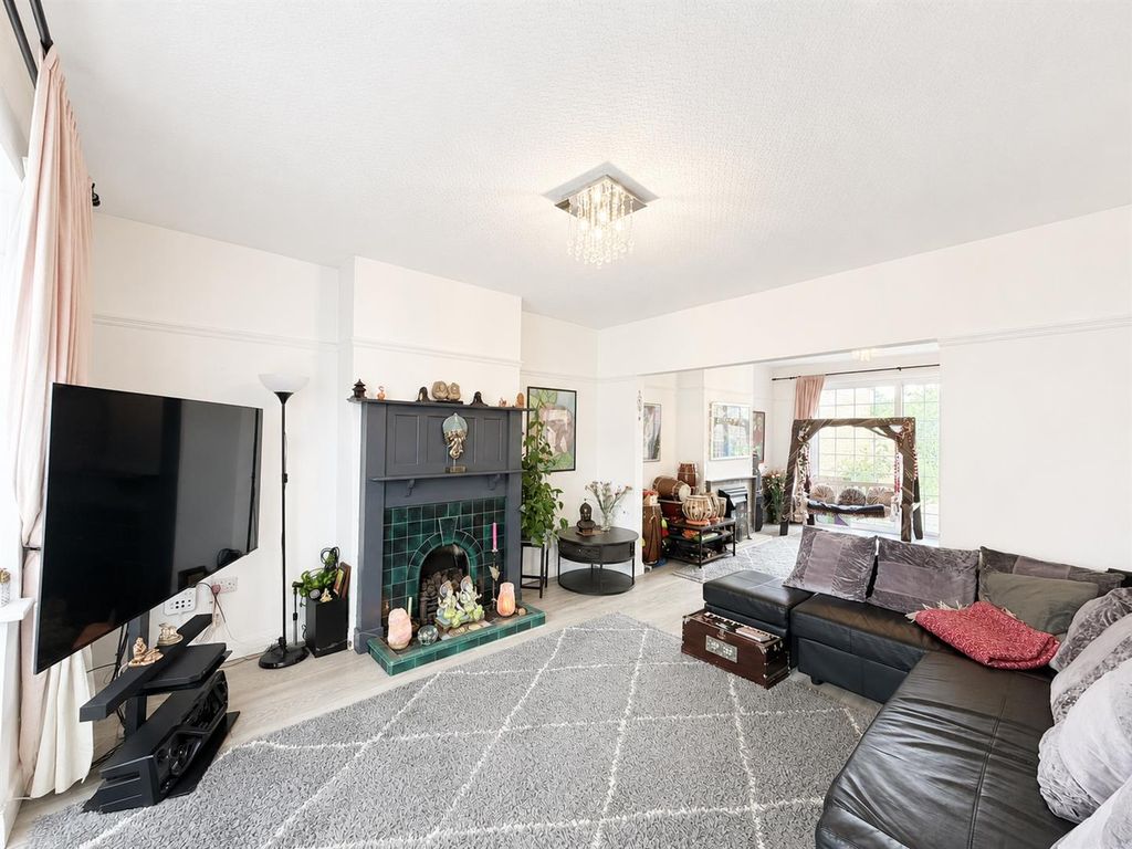 Property photo 3 of 14 Through Lounge
