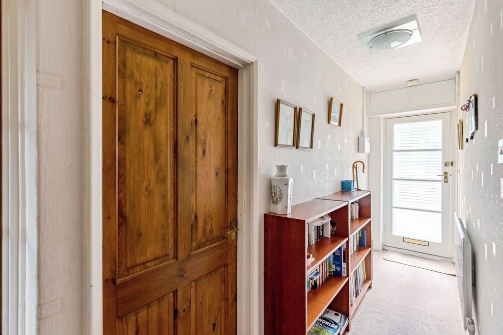 Property photo 2 of 17 Entrance Hall