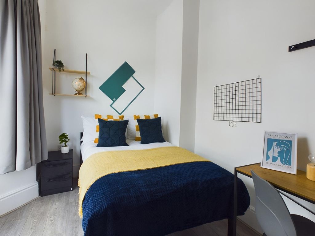 Property photo 3 of 12 A Bright And Inviting Double Bedroom With Stylish ...