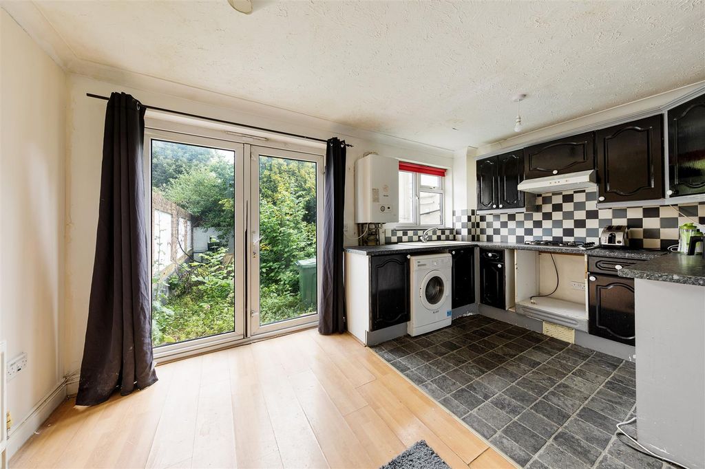 Property photo 3 of 23 Higham Hill Road, E17